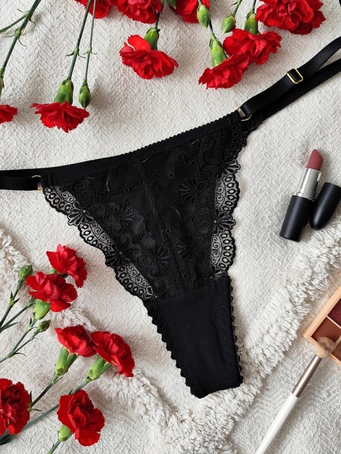 eleganckie stringi czarne z haftem
